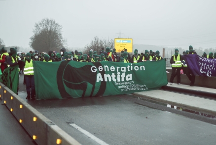 Autobahnblockade von Widersetzen. Ein Transparent mit der Aufschrift "Generation Antifa".