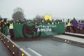 Autobahnblockade von Widersetzen. Ein Transparent mit der Aufschrift "Generation Antifa".