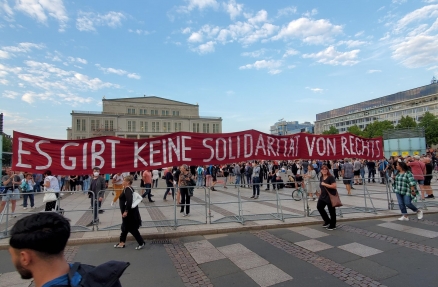 Banner: "Es gibt keine Solidarität von Rechts", Leipzig, 5.9.22