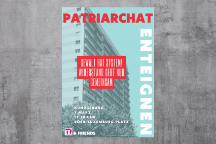 Plakat der Kundgebung "Patriarchat enteignen" vor einer grauen Wand. Das Plakat ist in hellblau und rot gehalten. Die Umrisse eines grauen Hauses sind zu sehen. Weitere Aufschrift: Gewalt hat System! Wiederstand geht nur gemeinsam.  